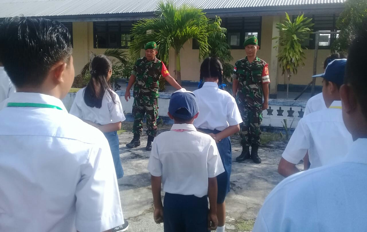 Babinsa Berikan Pembekalan PLS Di SMP Negeri 1 Nanusa