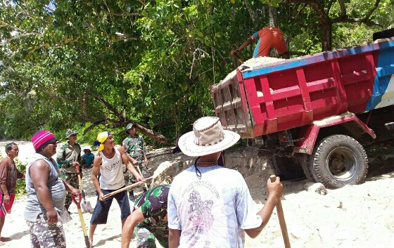 Koramil 1312-04/Rainis Bersama Jemaat Gempu Ayalon Rainis, Melaksanakan Kerja Bhakti