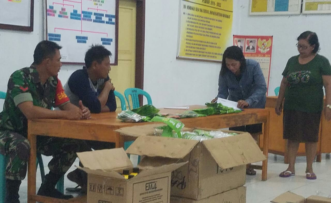Babinsa Dampingi Poktan Lestari Terima Bibit Dan Pupuk