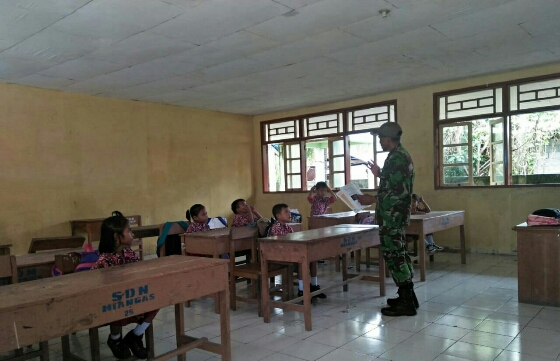 Babinsa Koramil 1312-07/Miangas Mengajar di SDN Miangas