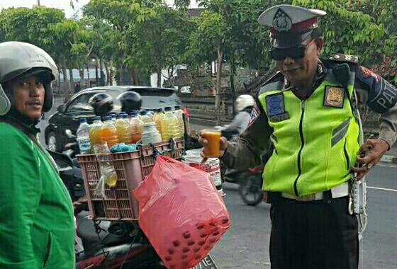 Sikapi Keletihan Dan Lelah, Polisi Minum Jamu