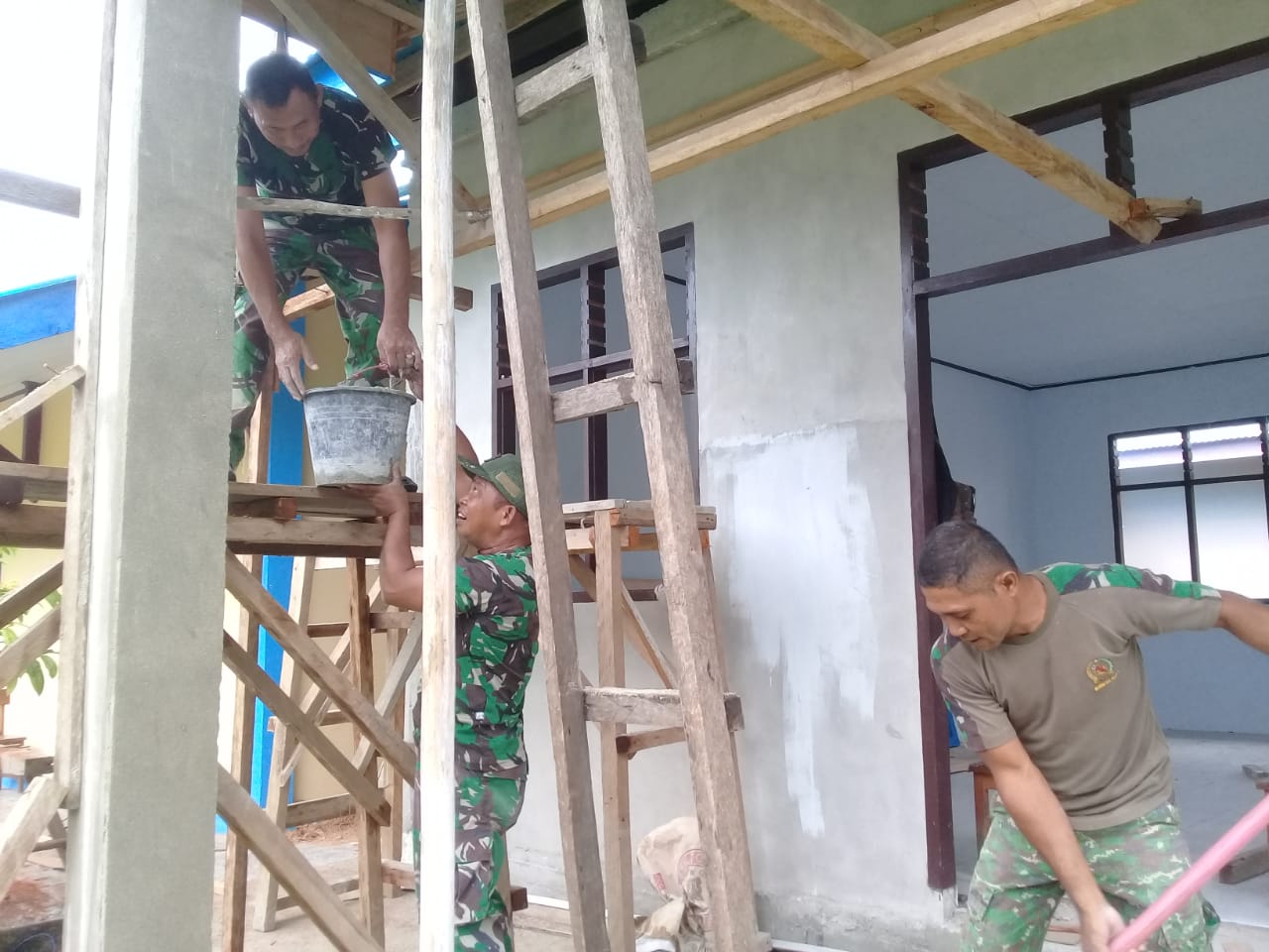 Koramil 1312-06/Nanusa Karya Bakti Membangun Sekolah