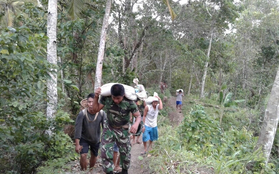 Babinsa Koramil 1312-01/Kabaruan Bersama Masyarakat Angkut Material Pembangunan PAM Desa