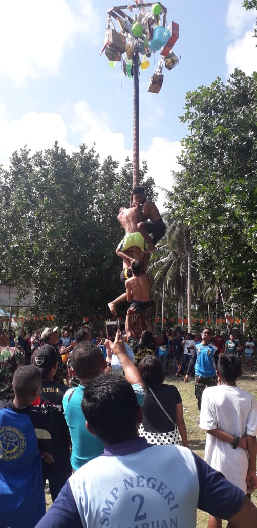 Koramil 1312-01/Kabaruan Dan Posad Kabaruan Selenggarakan Lomba Gerak Jalan Dan Panjat Pinang