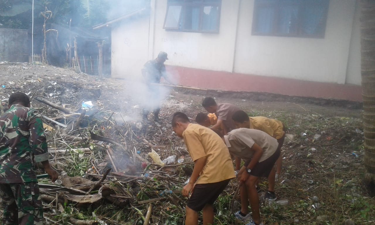 Babinsa Koramil 1312-02/Lirung Ajak Pelajar Jaga Kebersihan Sekolah
