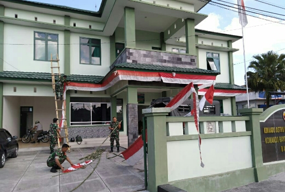 “Semangat 45” Kodim Tabanan Hias Pangkalan Dengan Nuansa Merah Putih