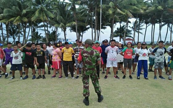 Anggota Koramil 1312-07/Miangas Melatih Paskibraka Kec. Miangas