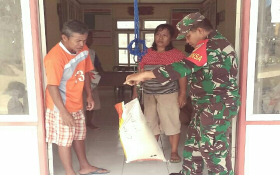 Babinsa Karatung Selatan Dampingi Distribusi Raskin