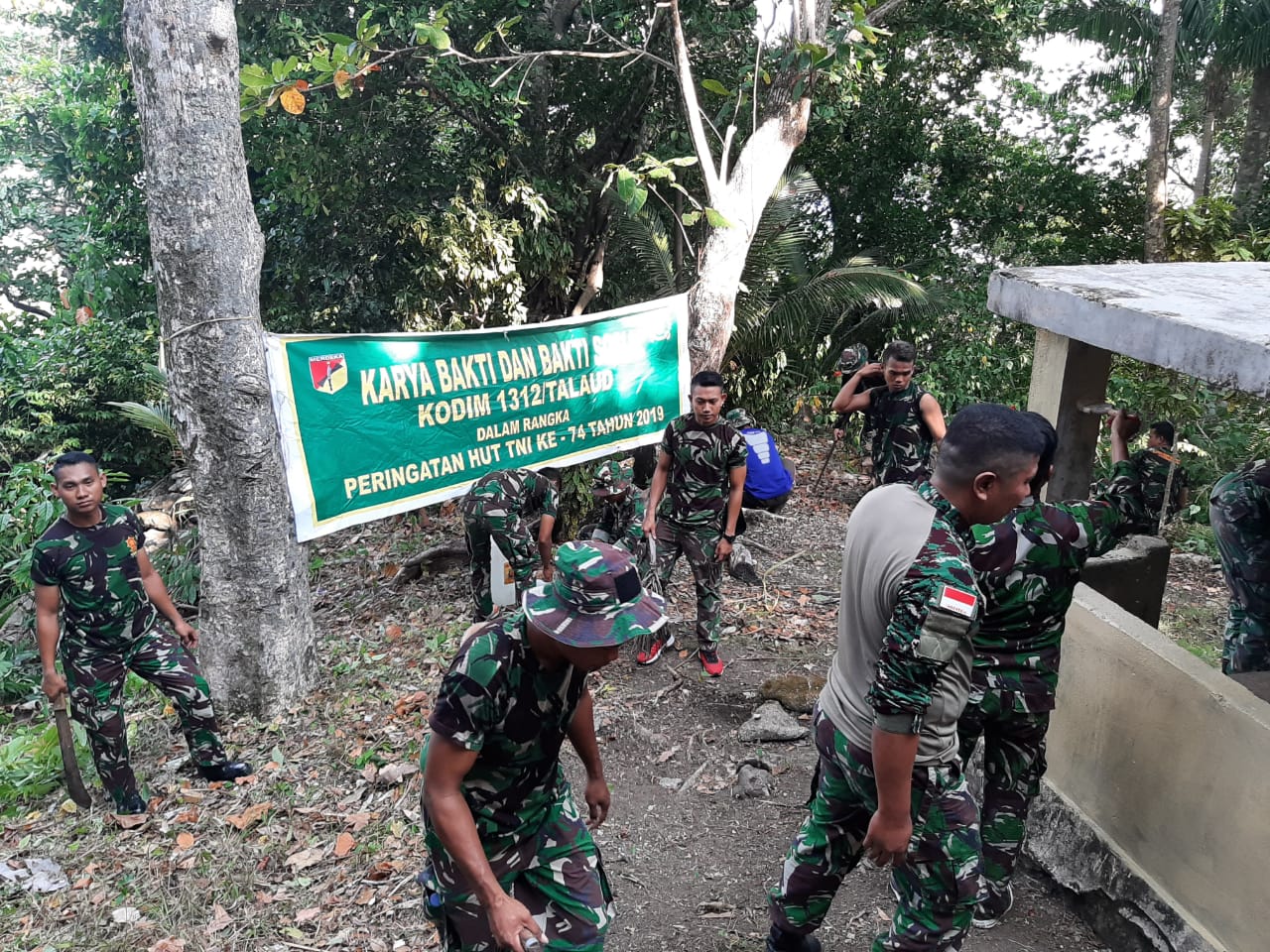 Koramil 1312-07/Miangas Bersama Polri dan Masyarakat Karbak di Gunung Kramat Miangas