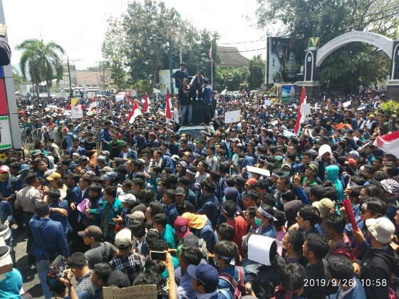 Ribuan Mahasiswa Se-NTB Gedor Gedung DPRD Provinsi, Ini Tuntutannya
