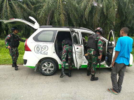 Cegah Barang Ilegal, Satgas Yonif Raider 509 Kostrad Periksa Pelintas Tapal Batas