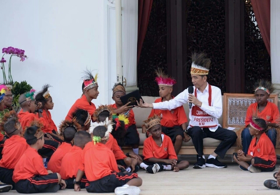 Diterima di Istana, Siswa SD Jayapura dan Asmat Nyanyi dan Beri Cindera Mata ke Presiden Jokowi