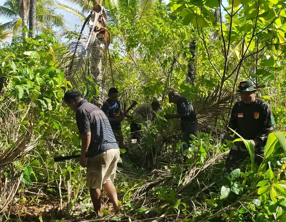 Koramil 1312-01/Kabaruan dan Posad Bersama Warga Bersihkan TPA di Taduwale