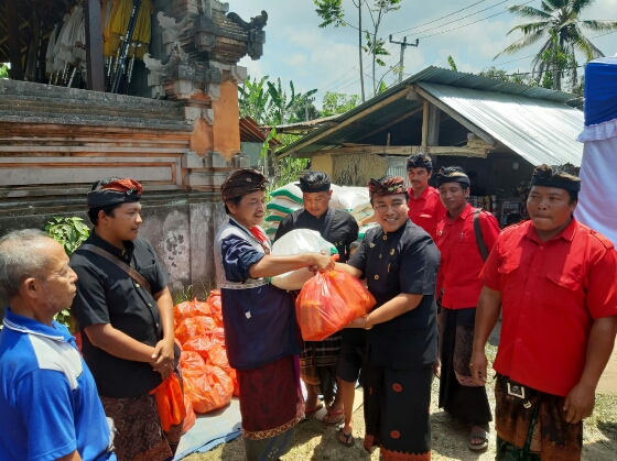 Penuhi Janji, Nyoman Kandel Bagi Sembako dari Gaji Pertamanya