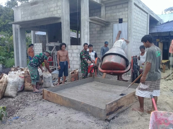 Babinsa Bantu Pembuatan Jalan Setapak di Wilayah Binaan