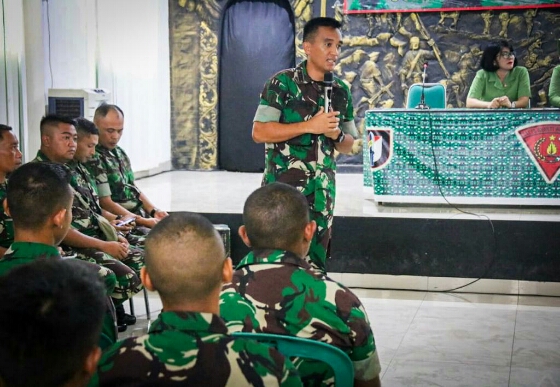 Dan Yonif Raider 900/SBW Gelar Sosialisasi Penggunaan Medsos Kepada Prajurit dan Anggota Persit