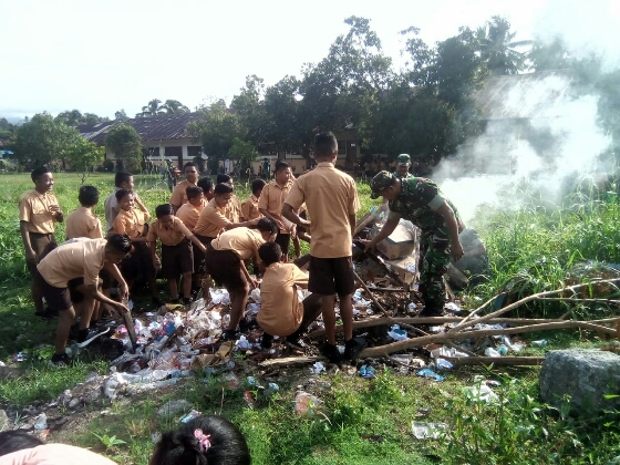 Koramil 1312-03/Beo Mengajak Siswa/i SMPN1 Beo Bersihkan Halaman Sekolah