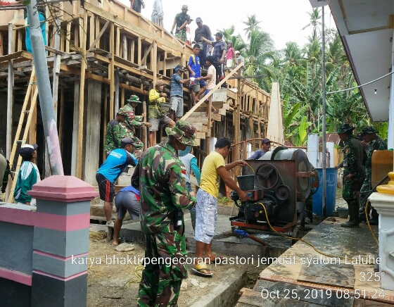 Dibantu TNI, Warga Masyarakat Pulau Marampit Bangun Pastori Jemaat Syalom Laluhe