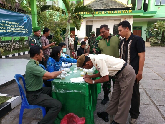 Hari Sumpah Pemuda, Puluhan Anggota Kodim Gianyar Jalani Tes Urine