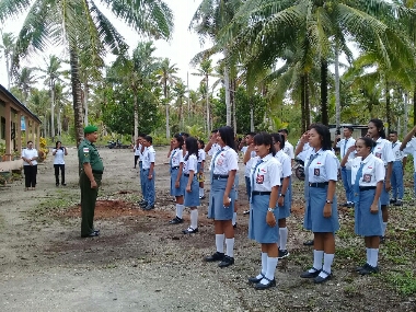 Babinsa Berperan Meningkatkan Sikap dan Disiplin Siswa/i di Lingkungan Sekolah