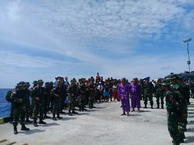 Masyarakat Miangas Lepas dan Sambut Satgas Pam Puter Miangas