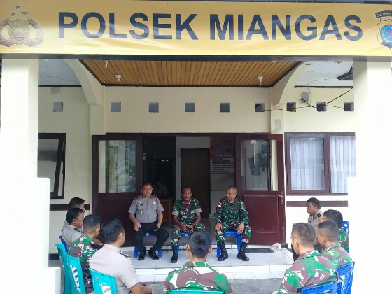 Jaga Sinergitas TNI-Polri, Danramil Anjangsana ke Polsek Miangas