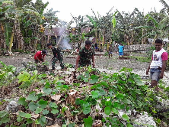 Koramil 1312-01/Kabaruan dan Pos Patas Puter Kabaruan Karya Bakti di Gereja Germita Almasih