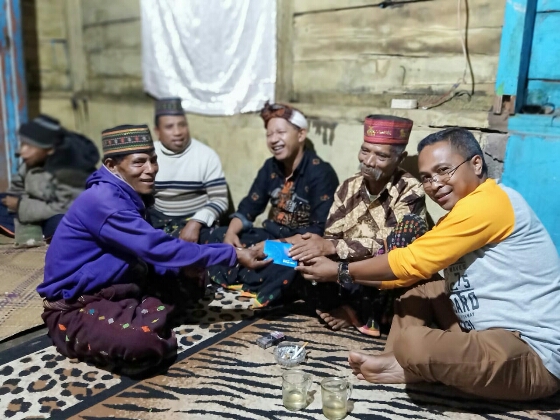 Buktikan Janji, Bonavantura Jemarut Berikan Rekening Bank untuk Masyarakat di Rejo dan Nteweng