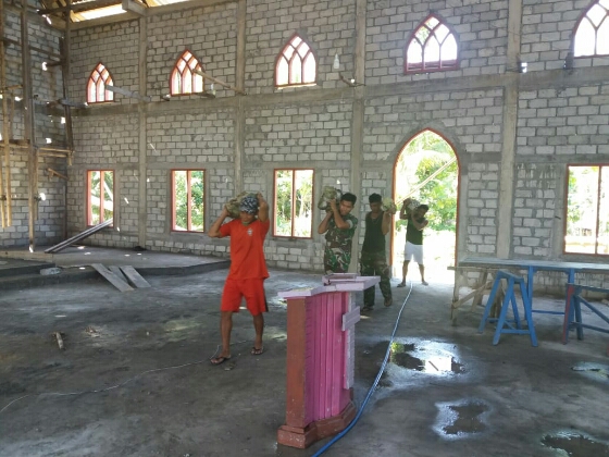 Jelang Natal 2019, Babinsa Desa Mala Bersama Jemaat Bersihkan Gereja