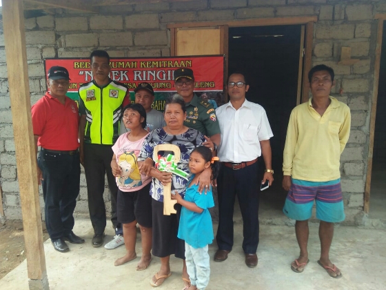 Kasdim Buleleng Serahkan Kunci Rumah Kepada Nenek Ringin