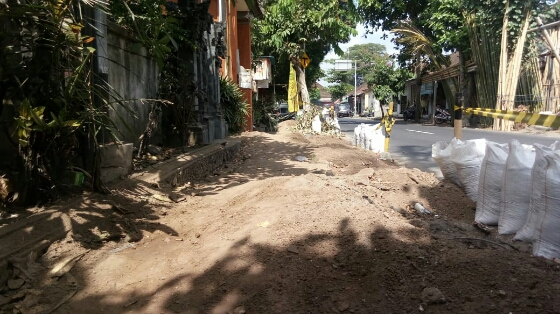 Warga KeluhkanTanah Galian Kabel PLN Dibuang ke Trotoar