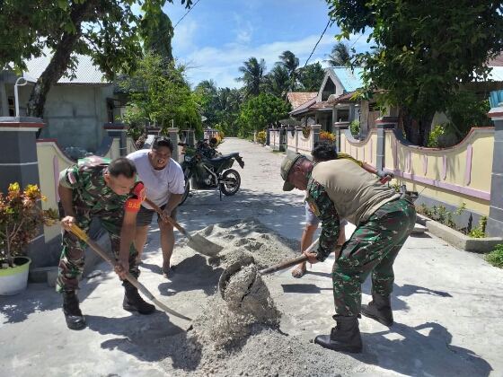 Babinsa Koramil 1312-06/Nanusa Bantu PKK Desa Karatung Tengah dalam Pembuatan Bak Taman Bunga