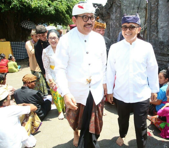 Hadiri Pujawali Pura Giri Mulya Raung, Wagub Cok Ace Ajak Umat Tingkatkan Toleransi Antar Umat Beragama