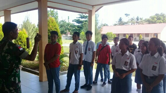 Babinsa Koramil 1312-02/Lirung Sosialisasikan Giat Pramuka Saka Wira Kartika di SMAN 1 Moronge