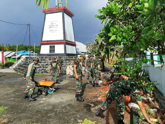 Danramil Miangas Pimpin Pembersihan Tugu Pahlawan Santiago