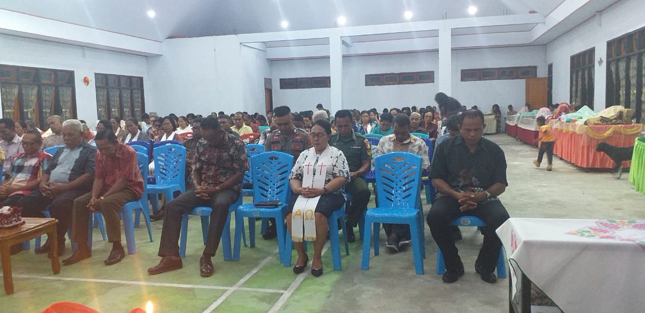 Babinsa Desa Morsel Satu Hadiri Ibadah Natal di Jemaat Lembong Samala