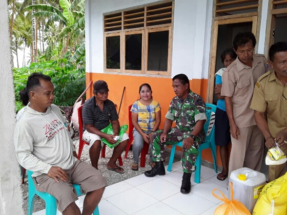 Babinsa Desa Kabaruan Timur Dampingi Penyaluran Sembako Untuk Warga