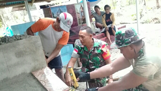 Babinsa Koramil 1312-06/Nanusa Bantu Warga dalam Pembuatan Pusara