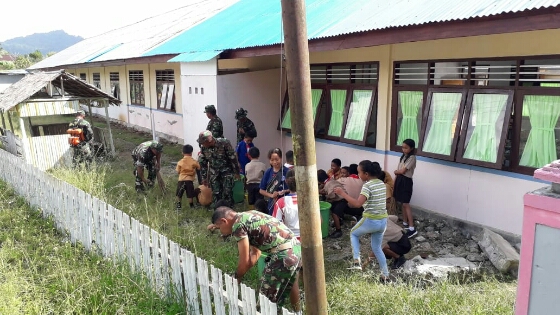 Koramil 1312-03/Beo Mengajak Siswa SD untuk Bersihkan Lingkungan Sekolah