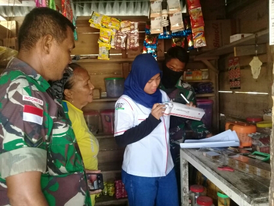Koramil 1312-01/Kabaruan dan Posatgas Puter Kabaruan Dampingi Puskesmas Cek Kios Obat-obatan