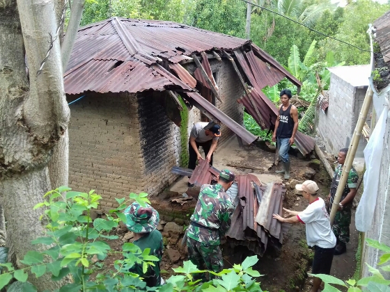 Koramil Sukasada Bantu Bersihkan Rumah Nenek Santri Pasca Diterjang Hujan Angin