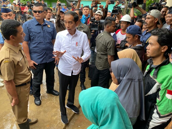 Presiden Jokowi Tinjau Penanganan Banjir di Sukajaya