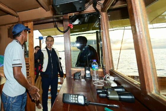Naiki Kapal Phinisi, Presiden Tinjau Kesiapan Wisata Bahari di Labuan Bajo