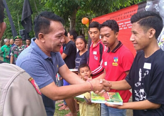 Kadis Sosial P3A Bali Serahkan Bantuan Bagi 250 Anak Miskin di Desa Peninjoan Bangli