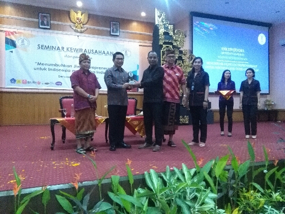 Seminar Kewirausahaan SMK Dwijendra: Sekda Badung Adi Arnawa: Menjadi Wirausahawan Harus Memiliki Kemauan, Kemampuan dan Keberanian