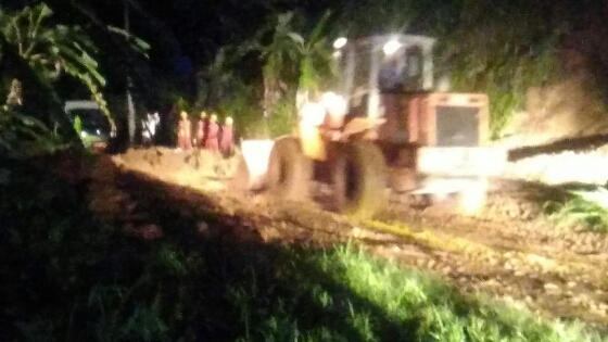 Hujan Deras, Longsor Menutupi Jalan Bubungan Desa Pangsan, Petang