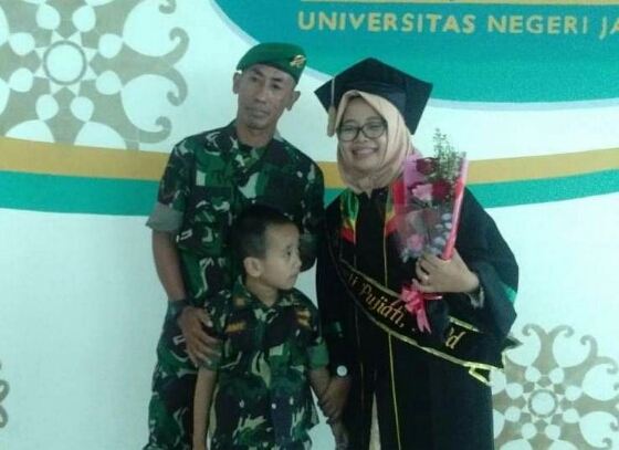 Sangat Menginspirasi: Istri Bintara Yonif 405/SK Berhasil Raih Gelar Doktor