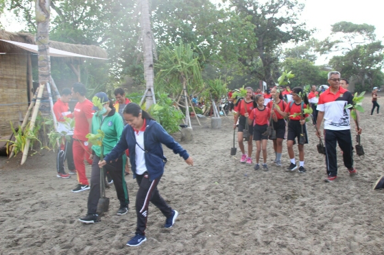 Polres Badung Tanam 450 Pohon Bakau di Pantai Berawa