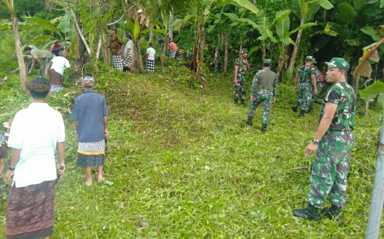 Kodim Gianyar Karya Bakti Pembersihan Lingkungan Pura Gunung Kawi Tampaksiring