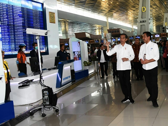 Presiden Tinjau Bandara Soetta Pastikan Pengecekan Kesehatan di Tempat Publik Berjalan Baik